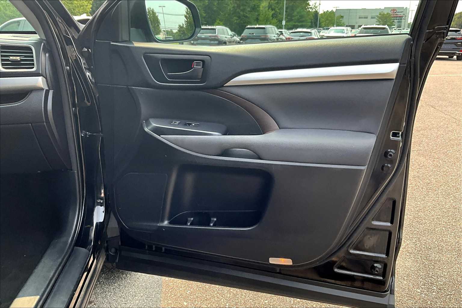 2018 Toyota Highlander LE - Photo 12