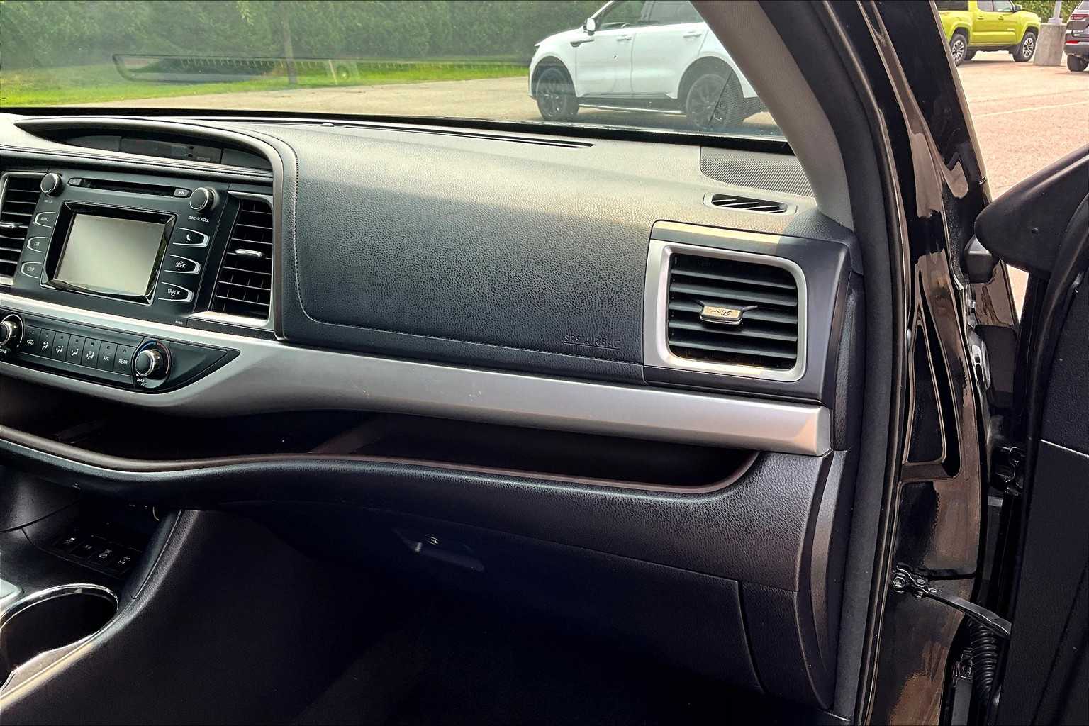 2018 Toyota Highlander LE - Photo 13