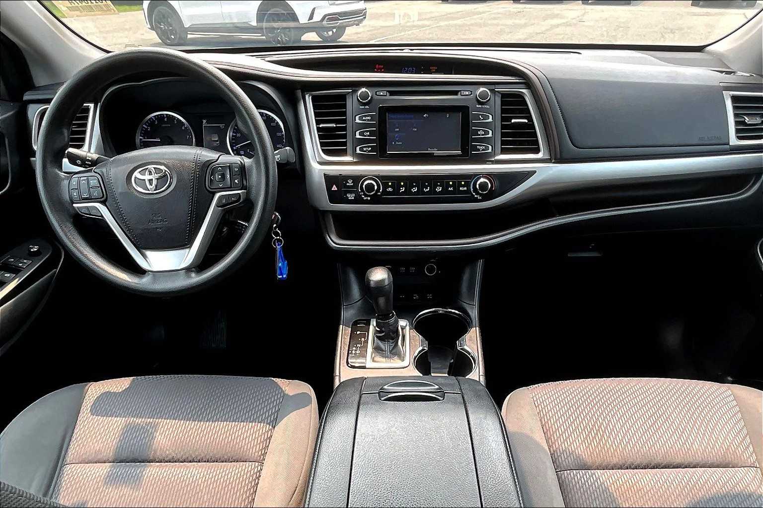 2018 Toyota Highlander LE - Photo 22