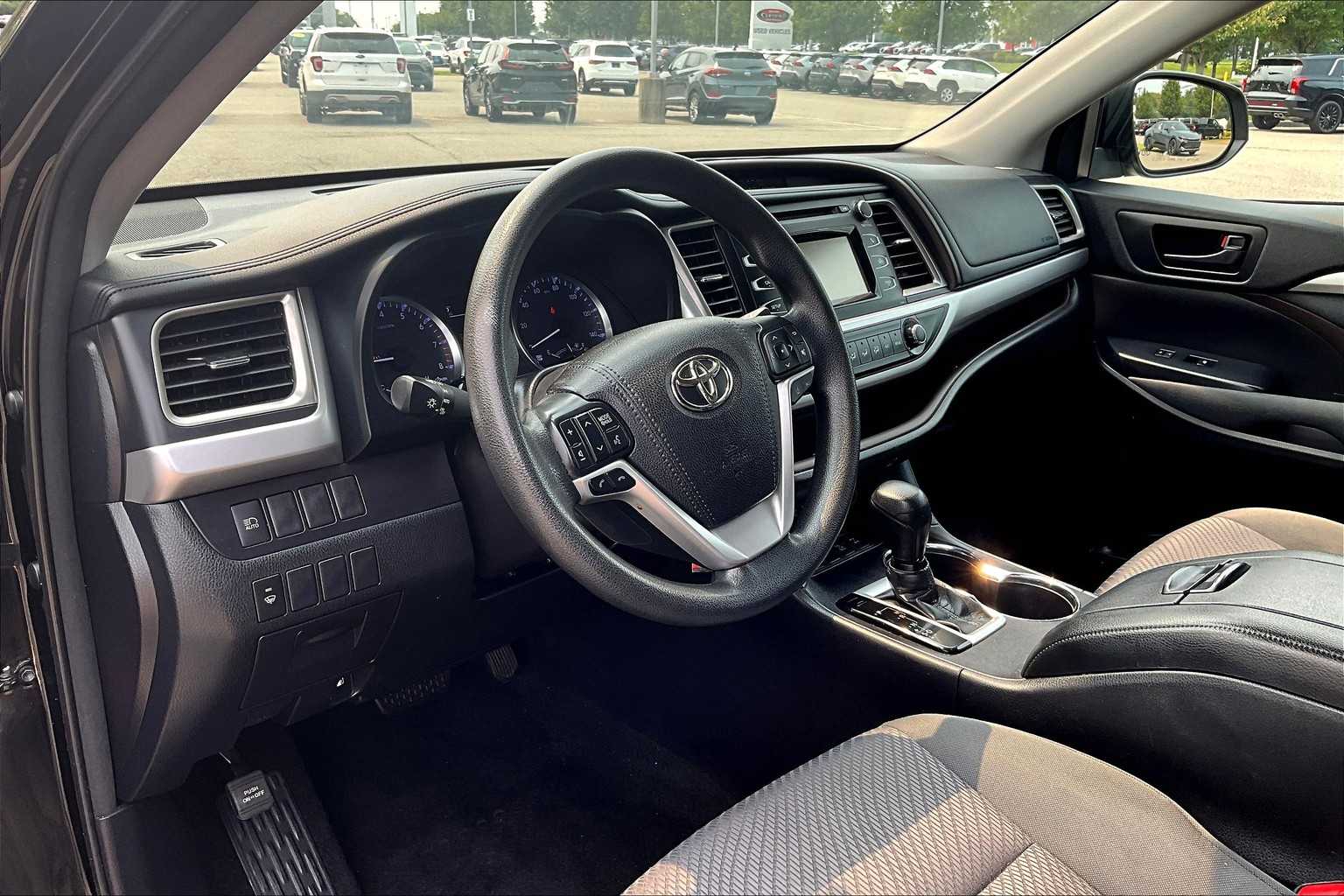 2018 Toyota Highlander LE - Photo 8