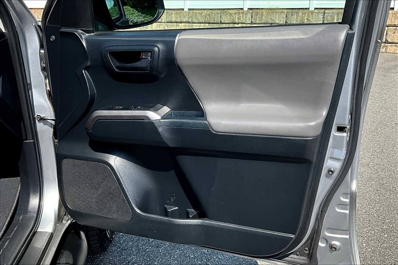 2018 Toyota Tacoma SR5 - Photo 12