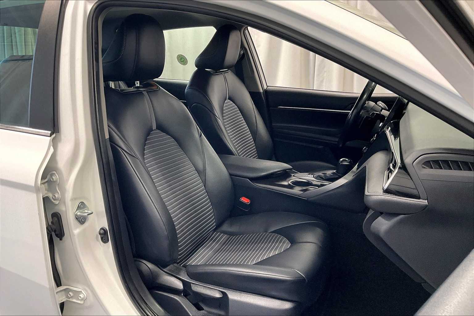2022 Toyota Camry SE - Photo 11