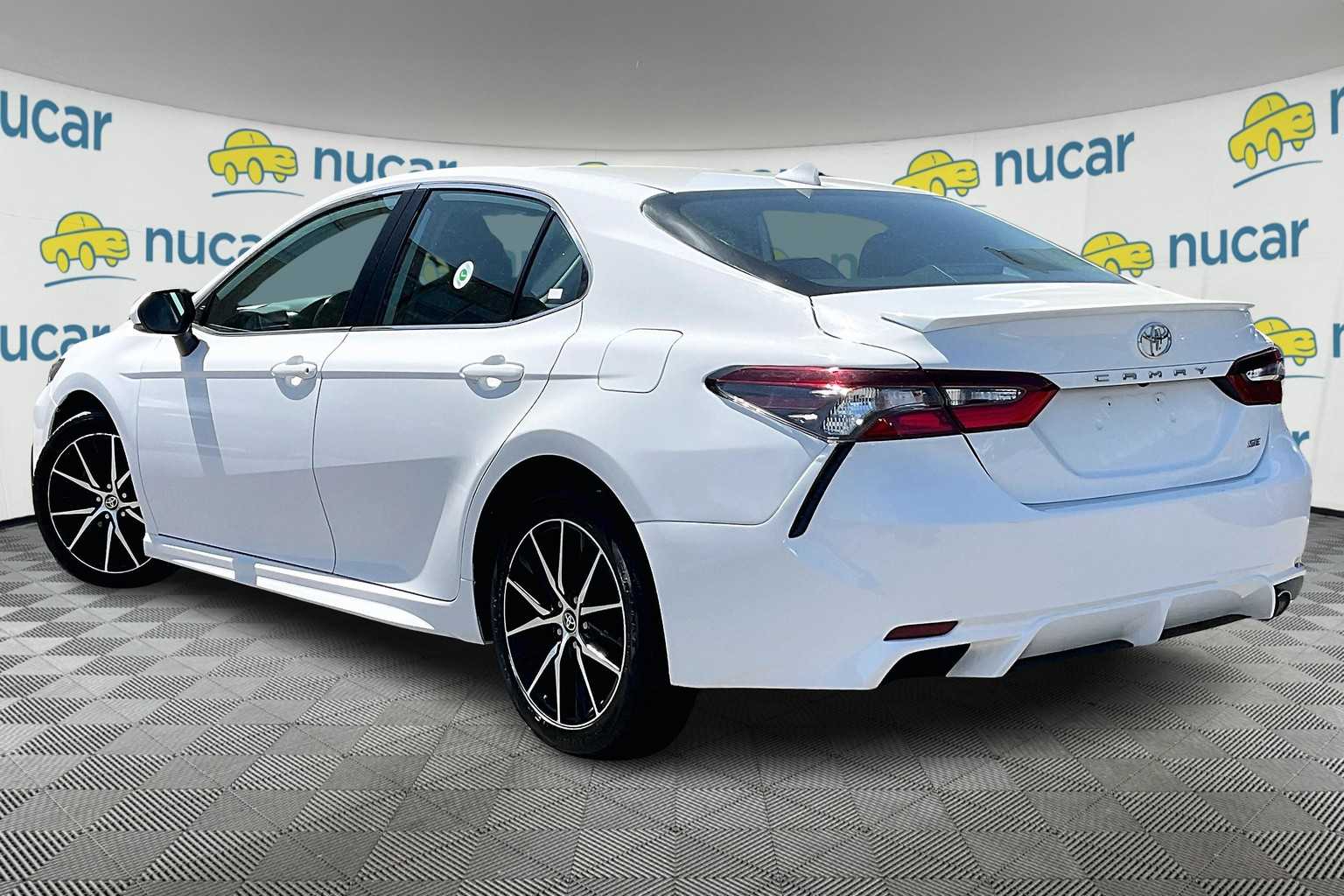 2022 Toyota Camry SE - Photo 4