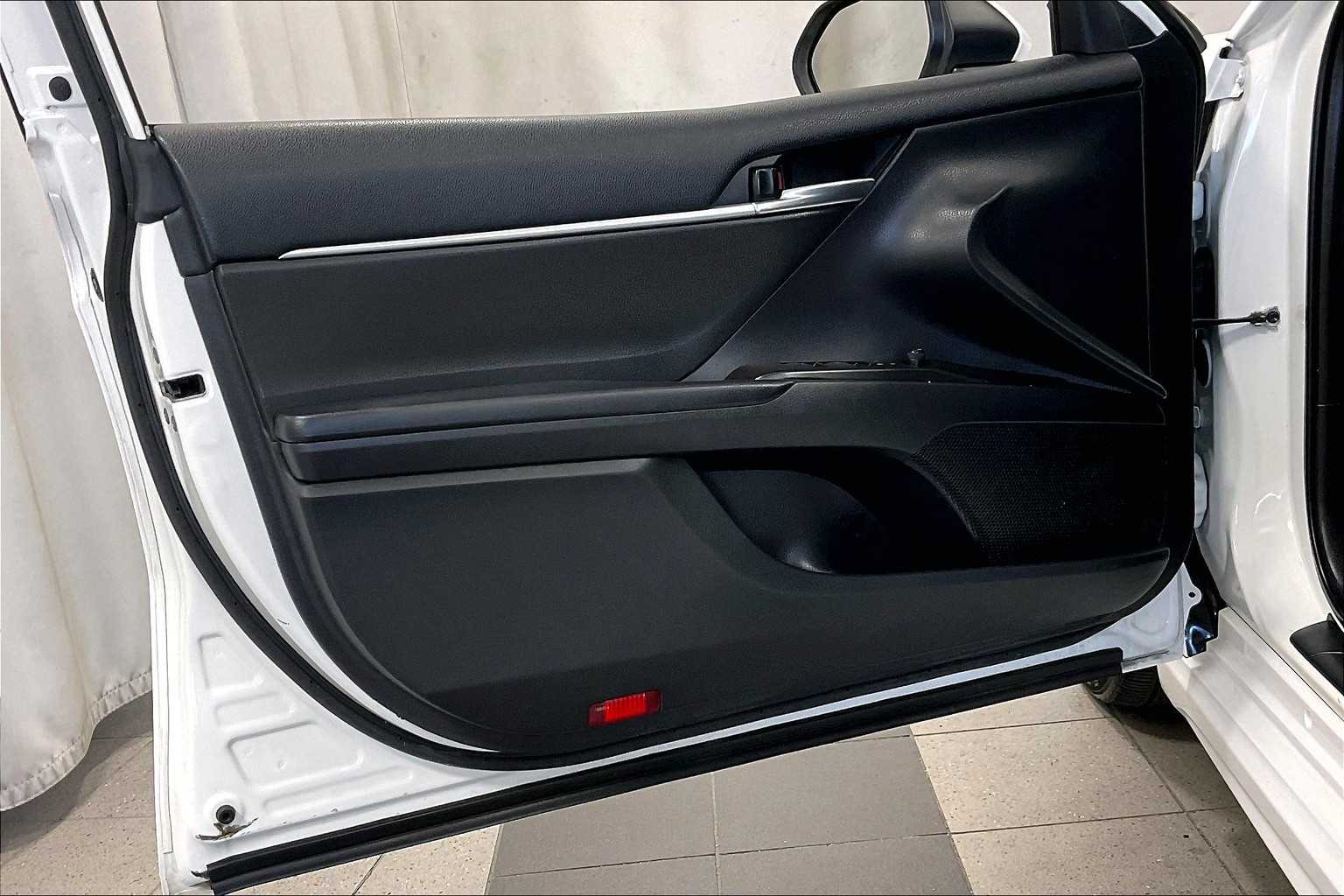2022 Toyota Camry SE - Photo 9