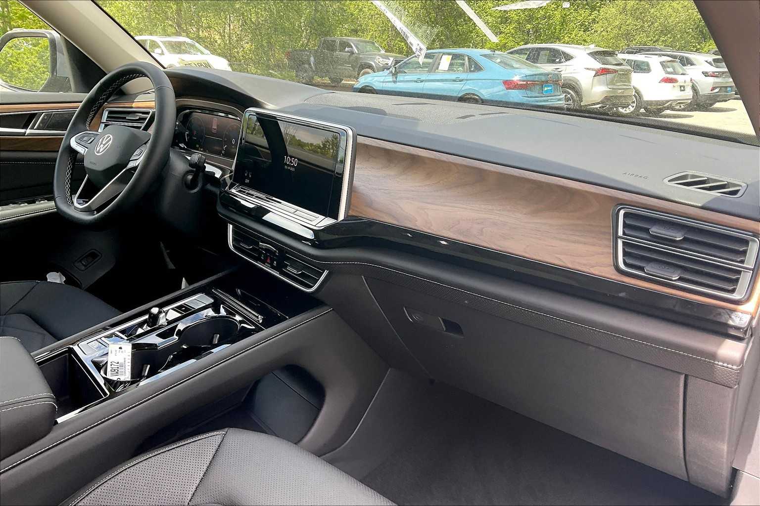 2025 Volkswagen Atlas 2.0T SE w/Technology - Photo 10