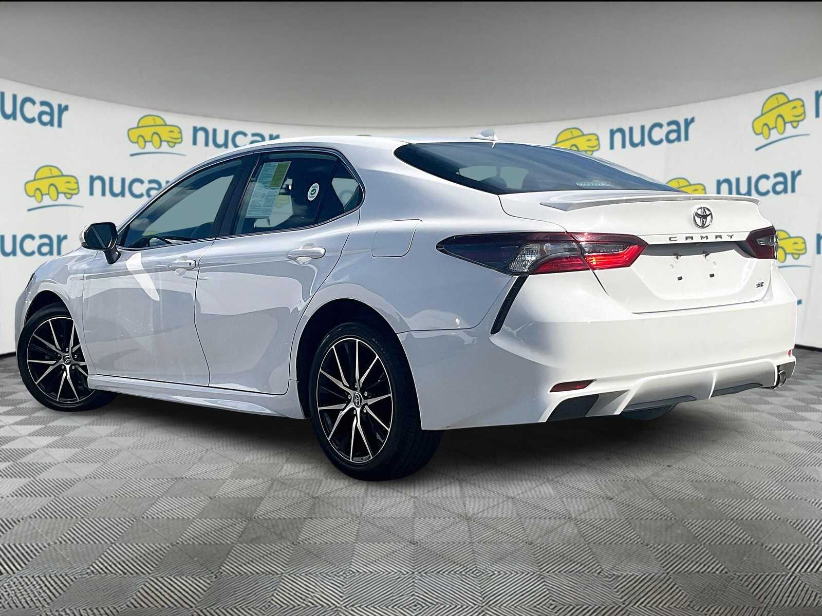 2023 Toyota Camry SE - Photo 4