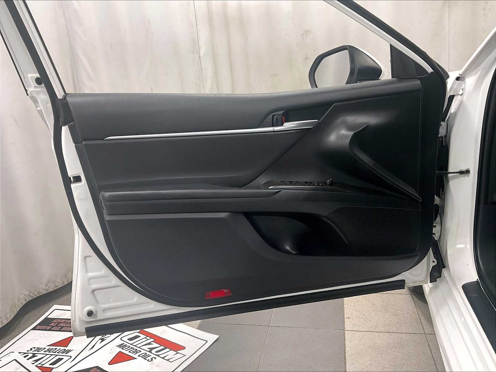 2023 Toyota Camry SE - Photo 9