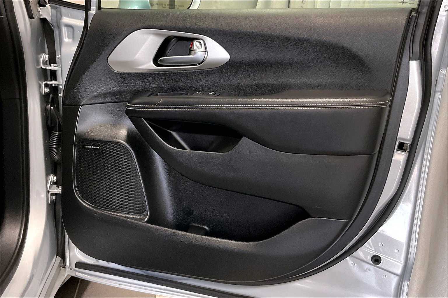 2022 Chrysler Pacifica Hybrid Limited - Photo 12