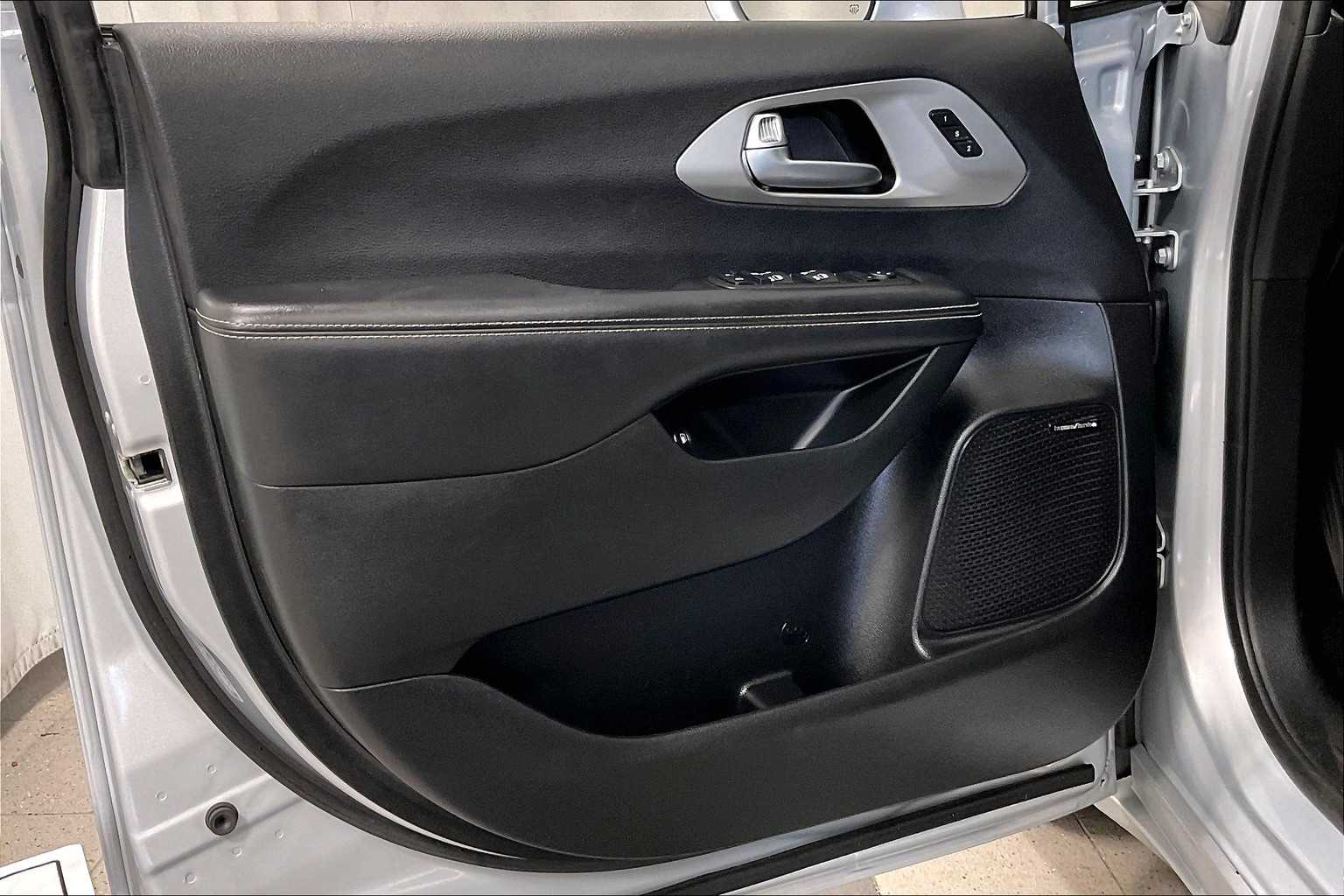2022 Chrysler Pacifica Hybrid Limited - Photo 9