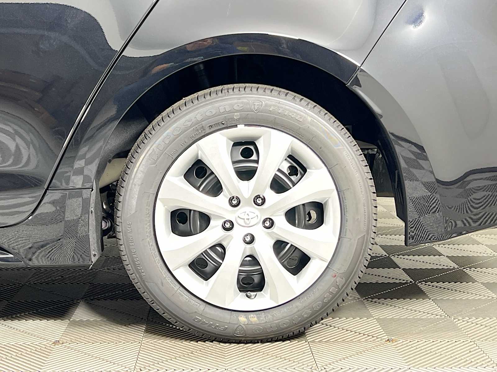 2025 Toyota Corolla LE - Photo 18