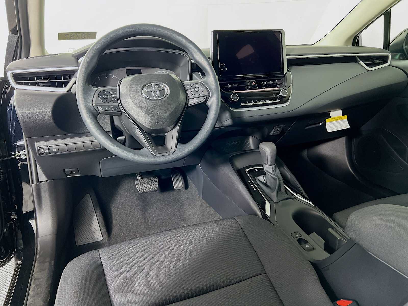 2025 Toyota Corolla LE - Photo 6