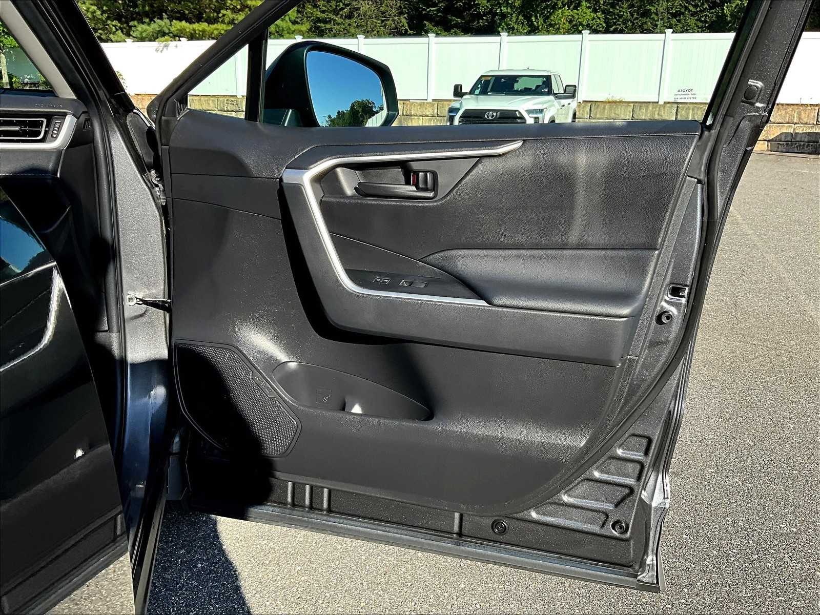2023 Toyota RAV4 LE - Photo 12