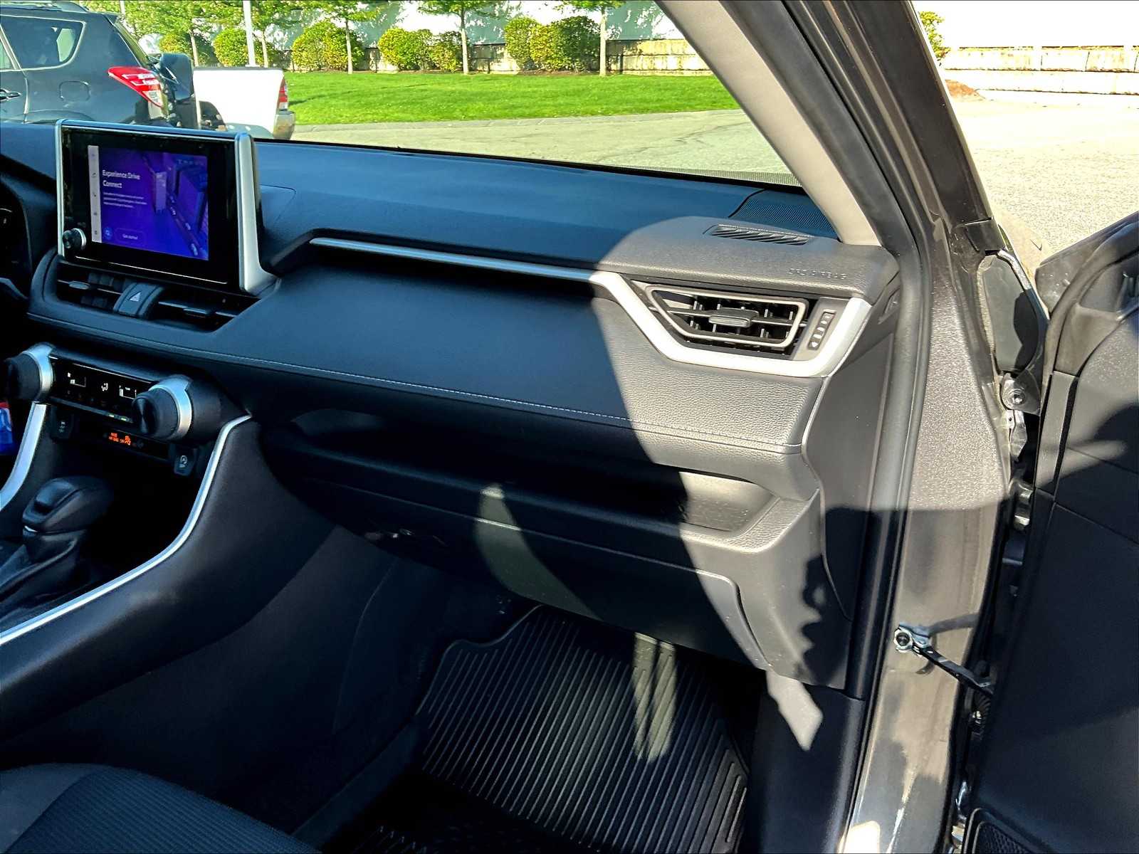 2023 Toyota RAV4 LE - Photo 13
