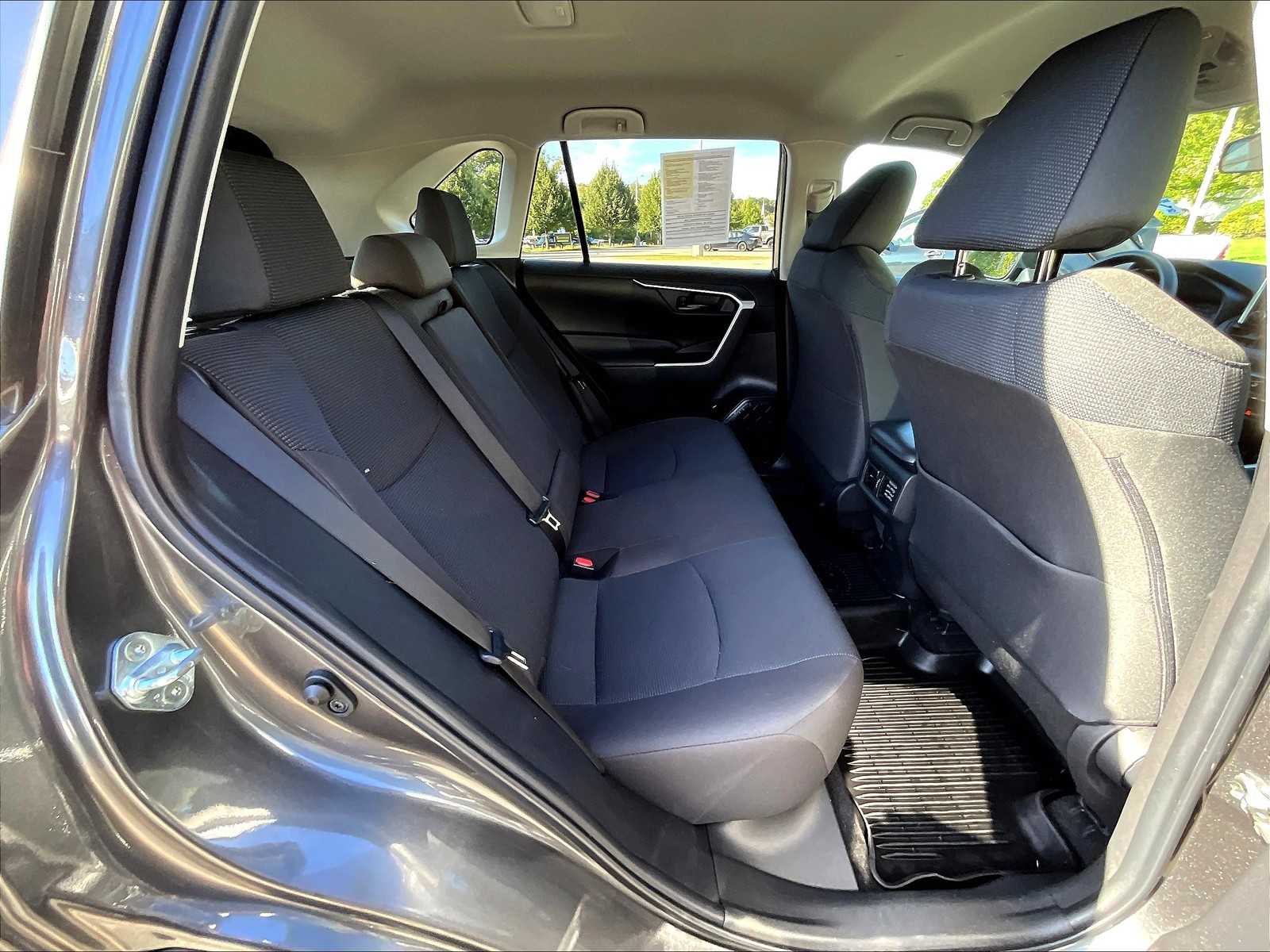 2023 Toyota RAV4 LE - Photo 16