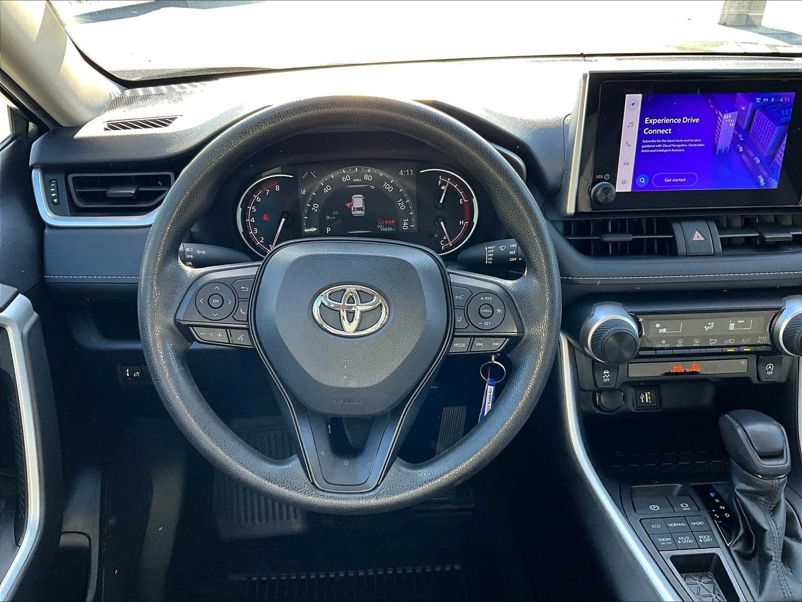 2023 Toyota RAV4 LE - Photo 17