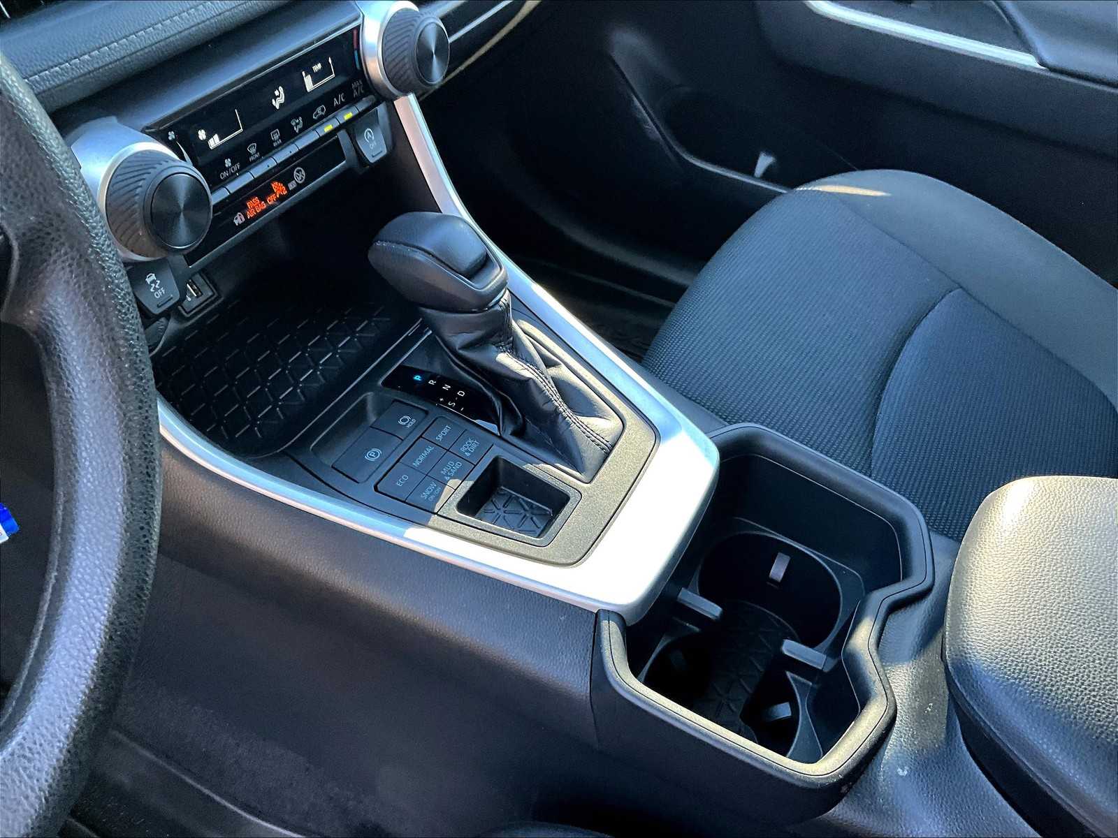 2023 Toyota RAV4 LE - Photo 20