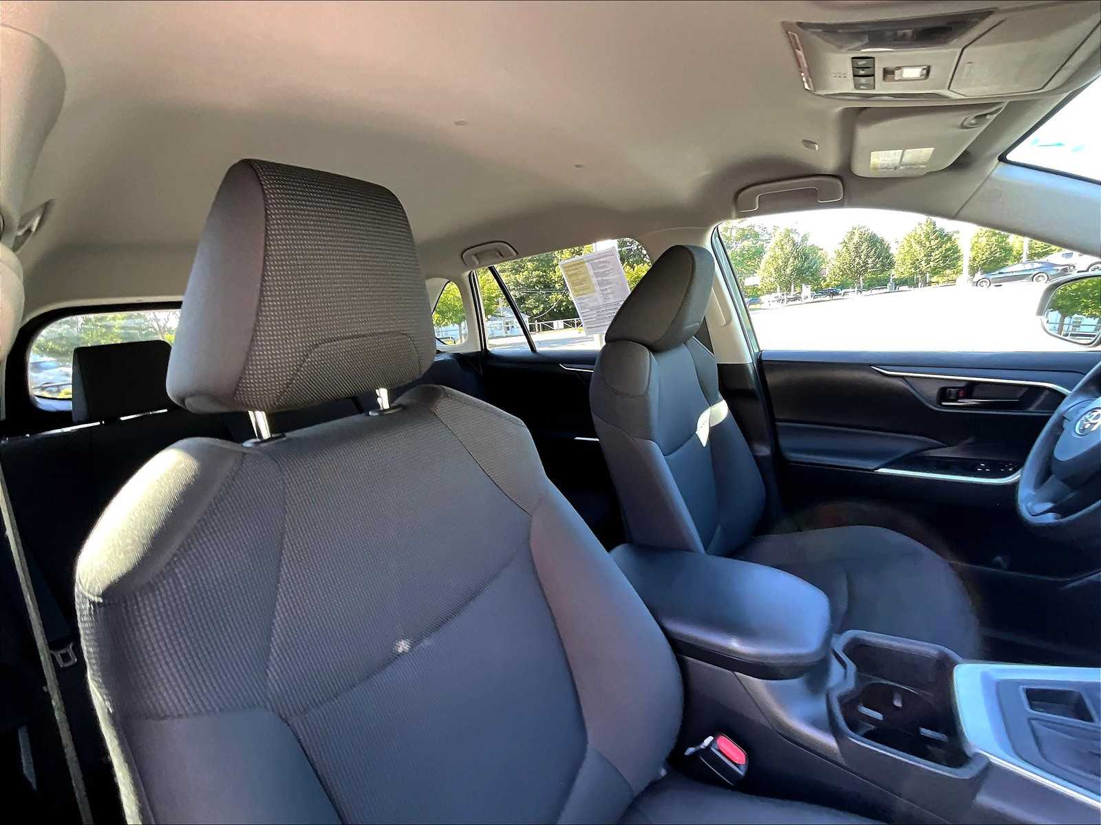 2023 Toyota RAV4 LE - Photo 22