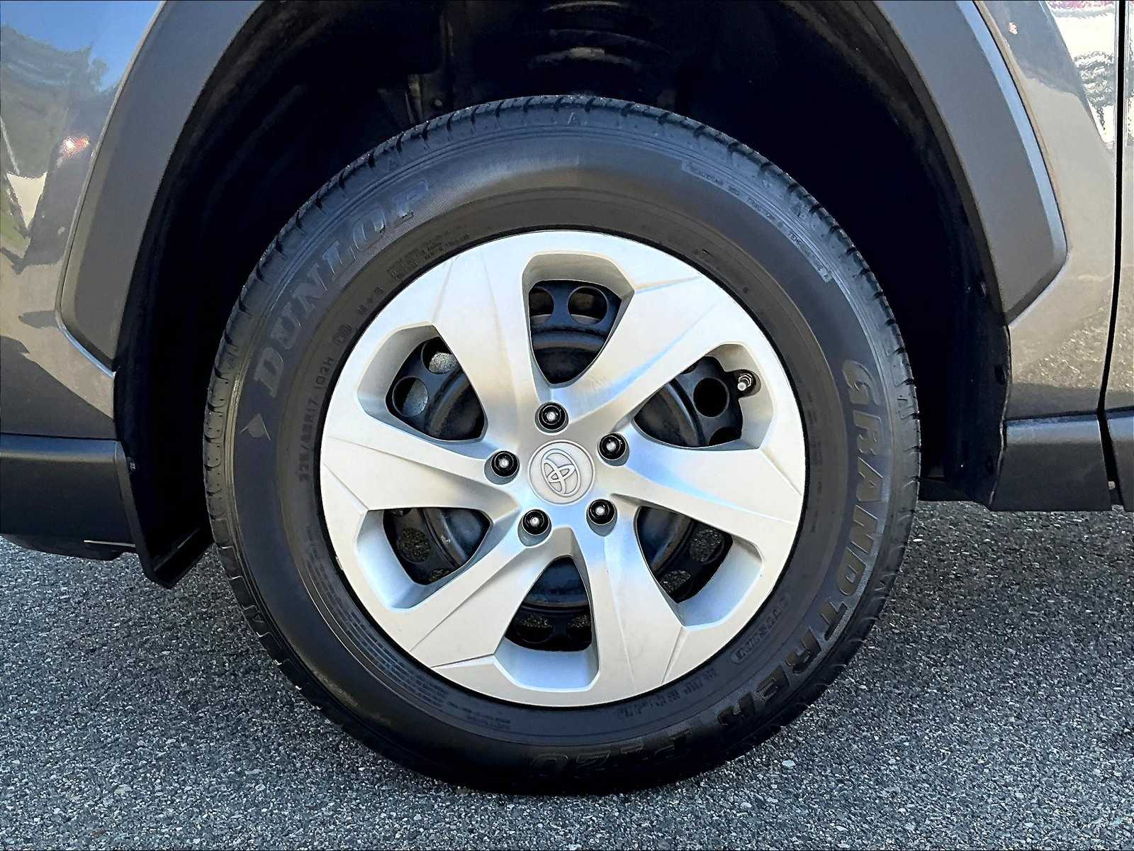 2023 Toyota RAV4 LE - Photo 7