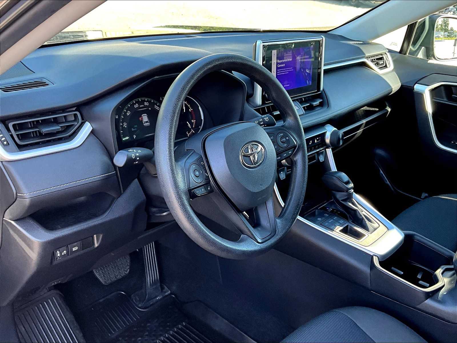 2023 Toyota RAV4 LE - Photo 8