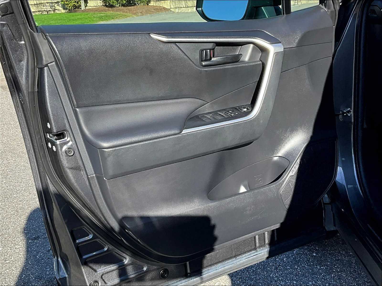 2023 Toyota RAV4 LE - Photo 9