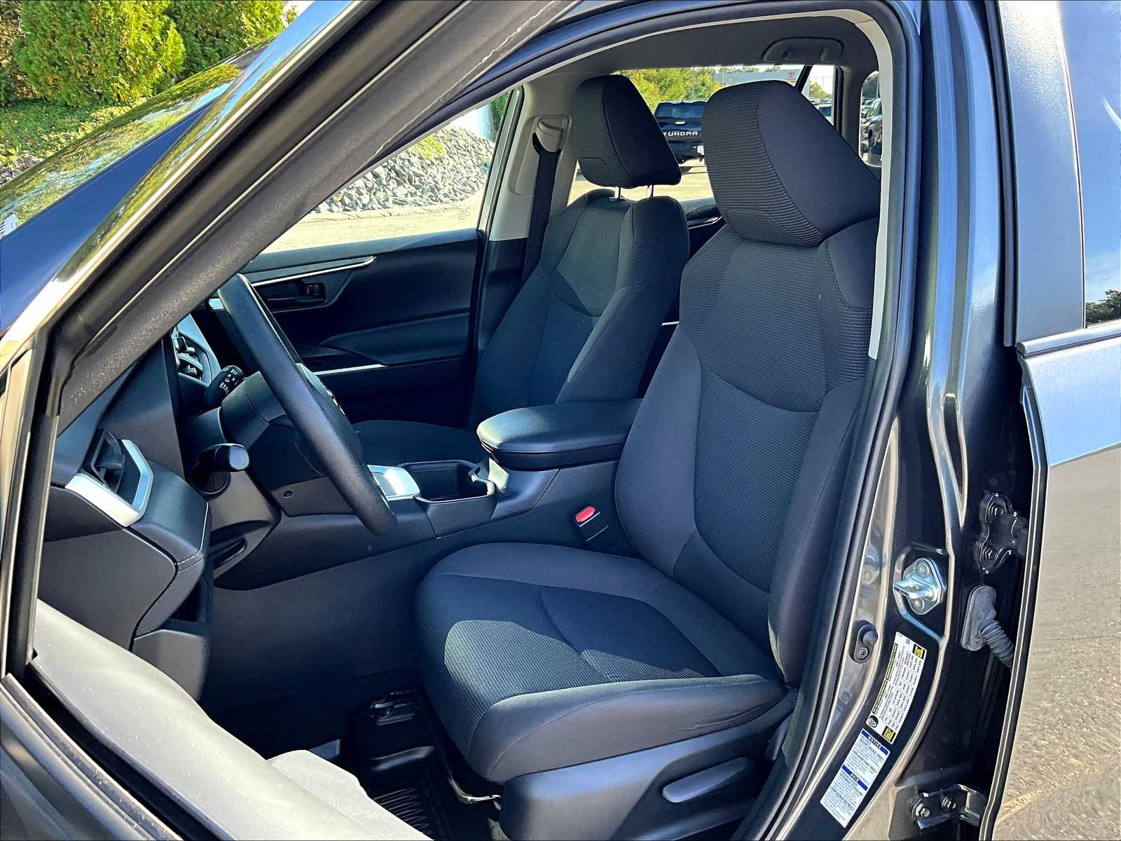 2023 Toyota RAV4 LE - Photo 10