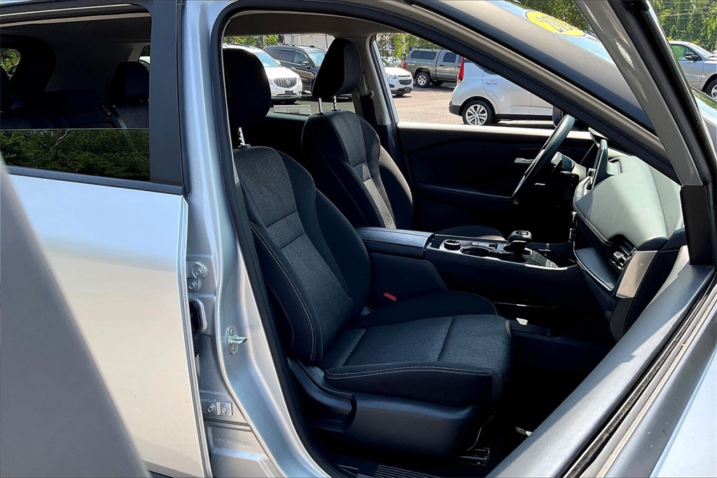 2024 Nissan Rogue SV - Photo 11