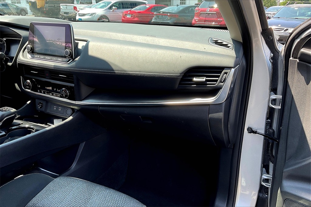 2024 Nissan Rogue SV - Photo 12