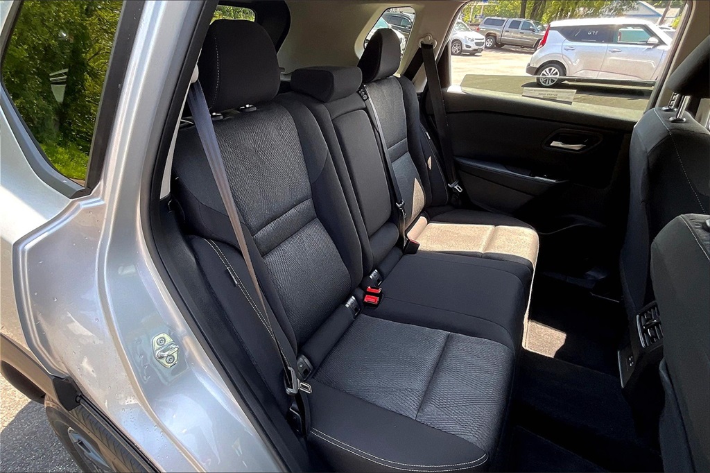 2024 Nissan Rogue SV - Photo 18