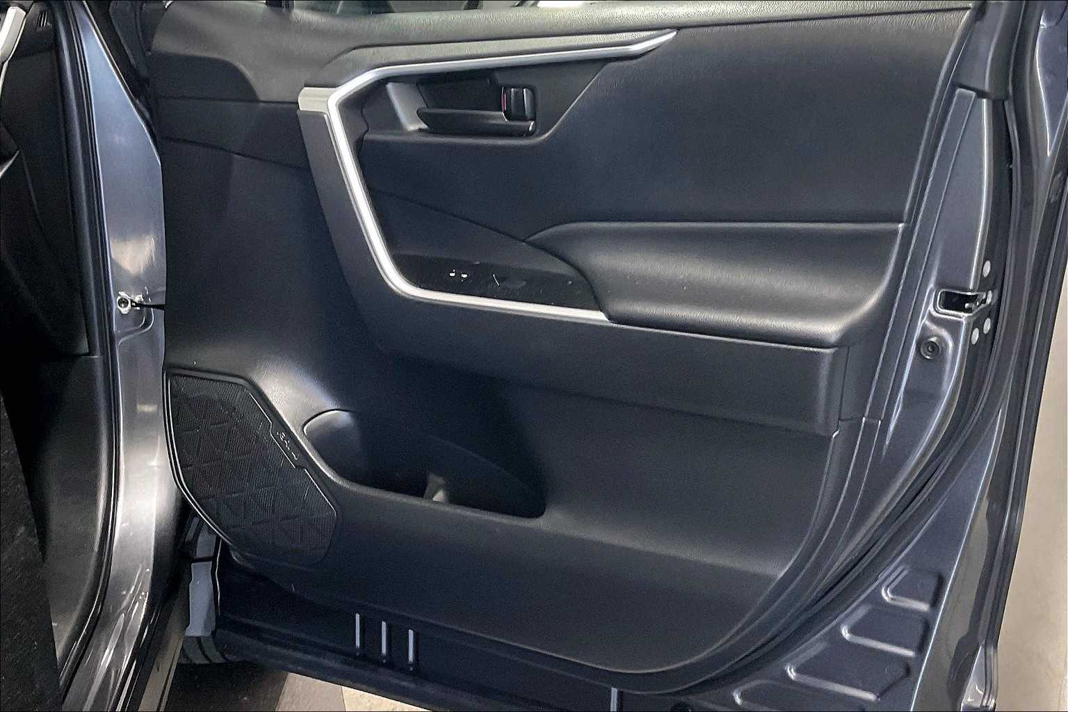 2023 Toyota RAV4 LE - Photo 12