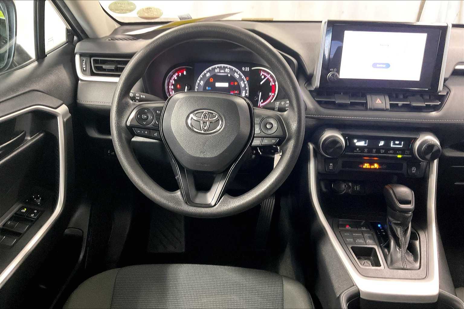 2023 Toyota RAV4 LE - Photo 17