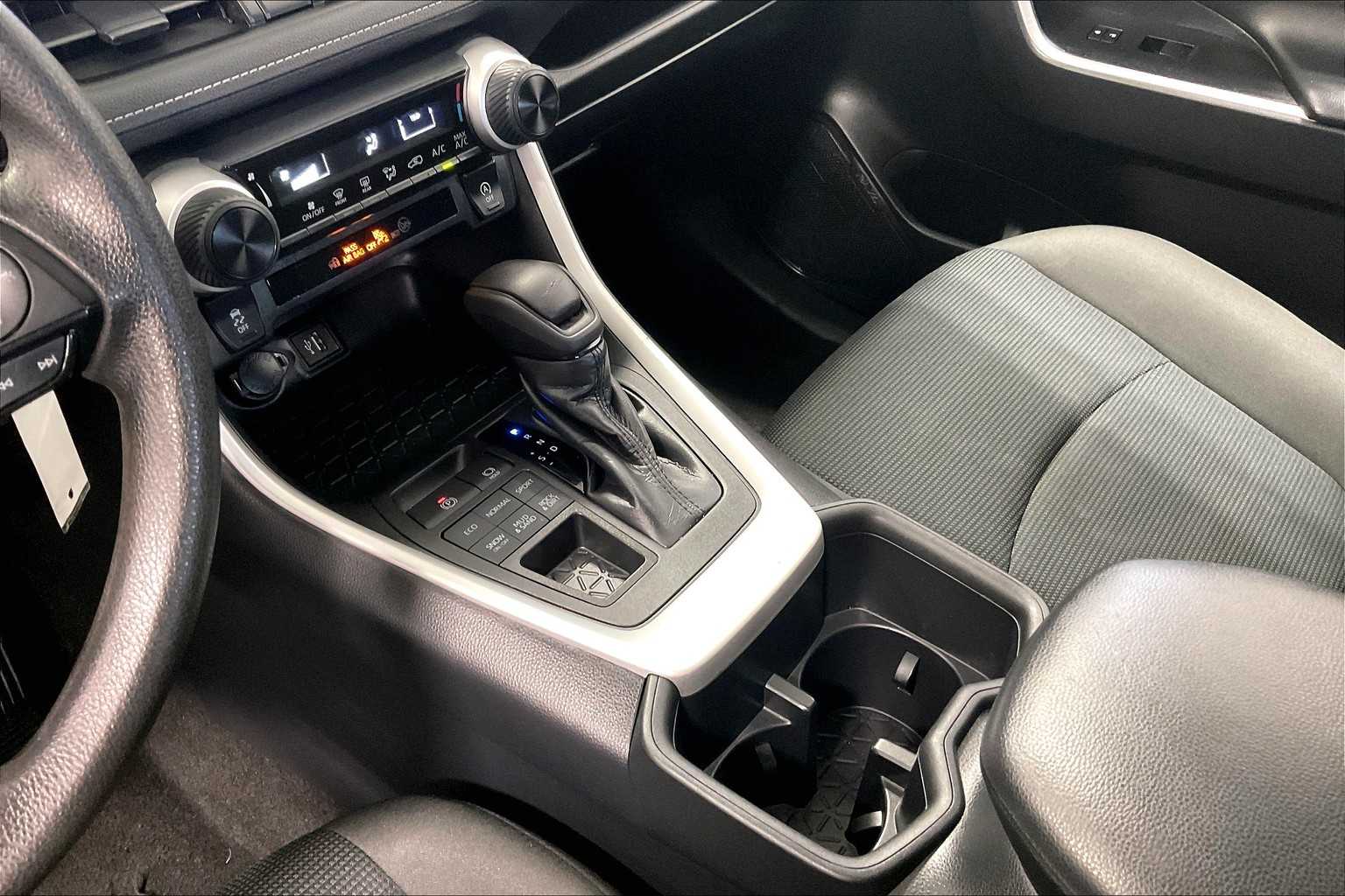 2023 Toyota RAV4 LE - Photo 20