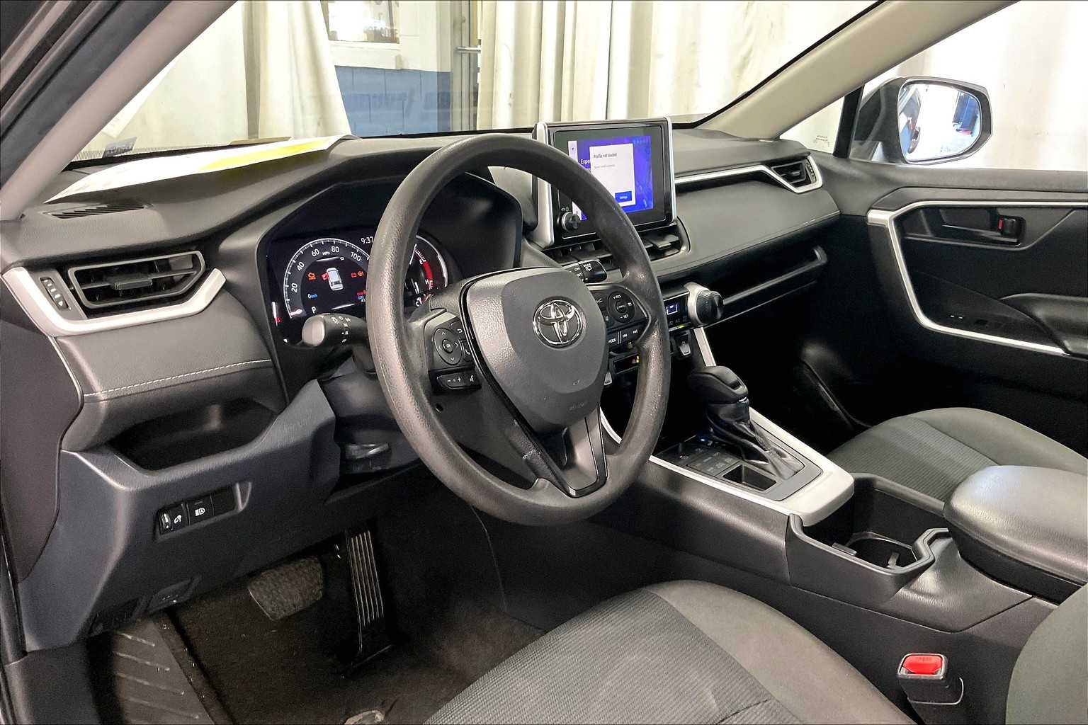 2023 Toyota RAV4 LE - Photo 8