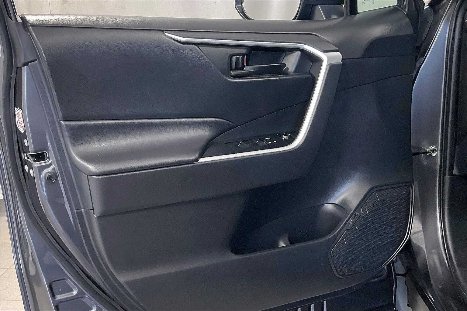 2023 Toyota RAV4 LE - Photo 9