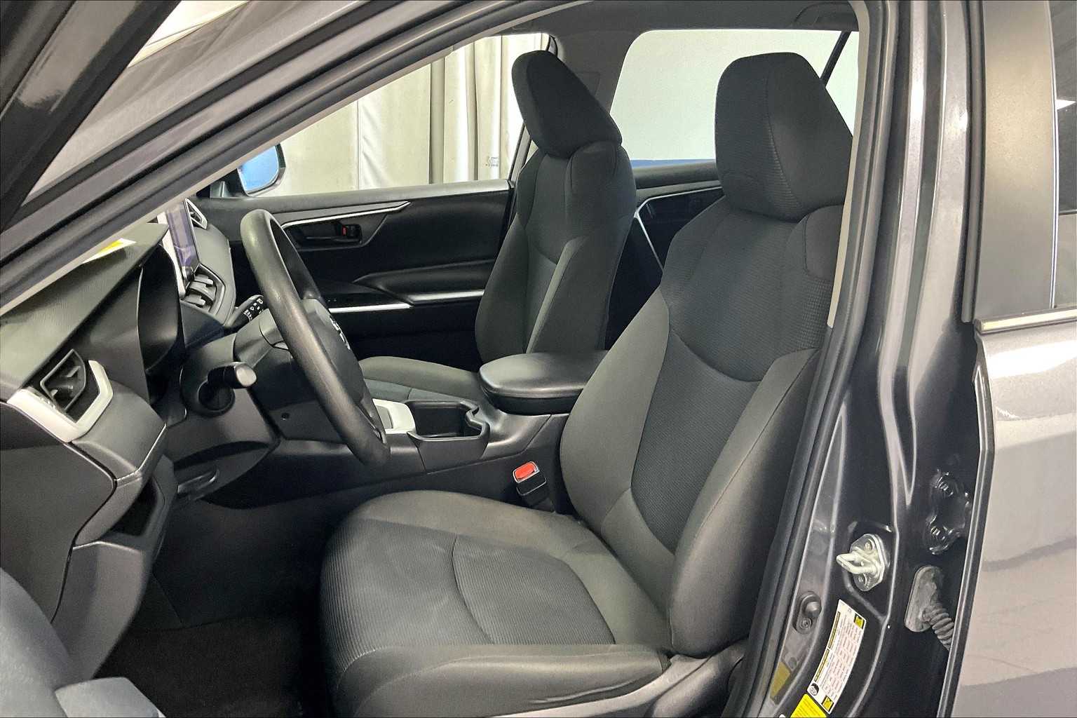 2023 Toyota RAV4 LE - Photo 10