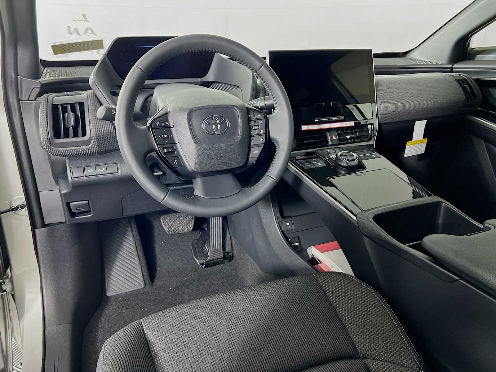 2025 Toyota bZ4X XLE - Photo 6