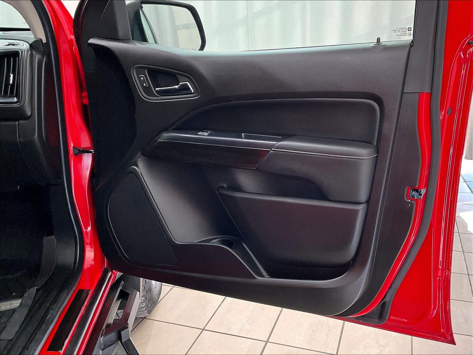 2017 GMC Canyon 4WD SLE - Photo 12