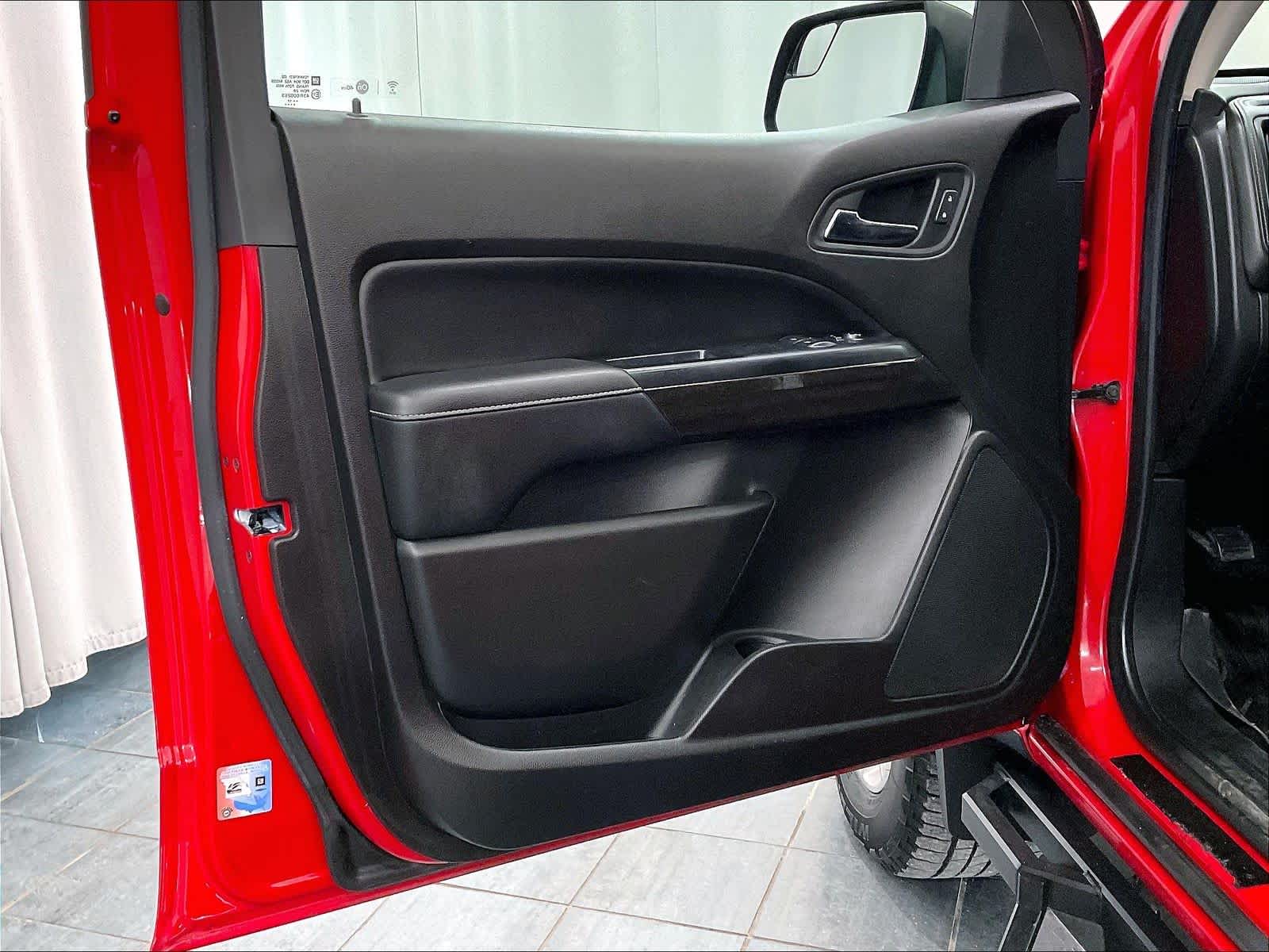 2017 GMC Canyon 4WD SLE - Photo 9