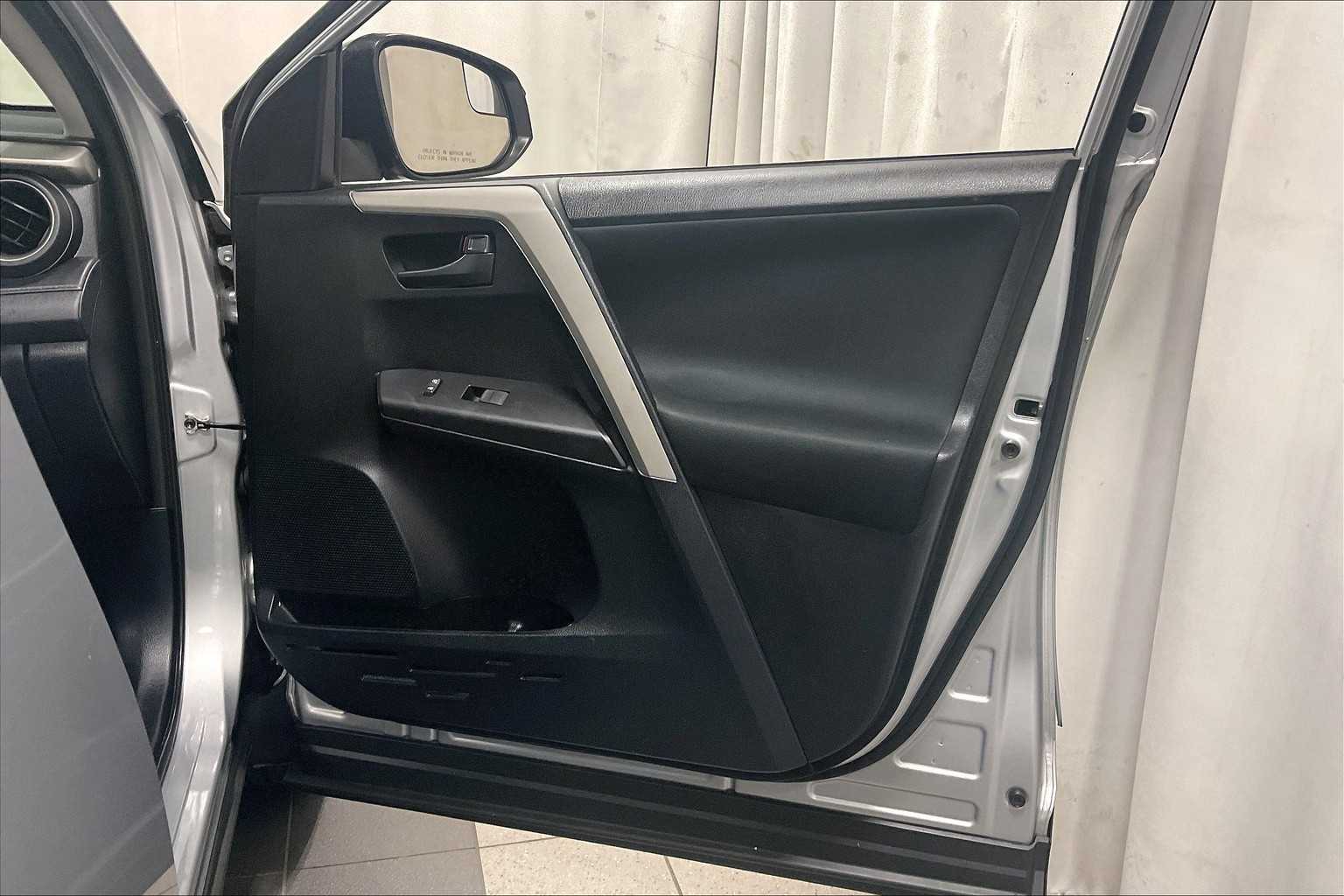 2017 Toyota RAV4 LE - Photo 11