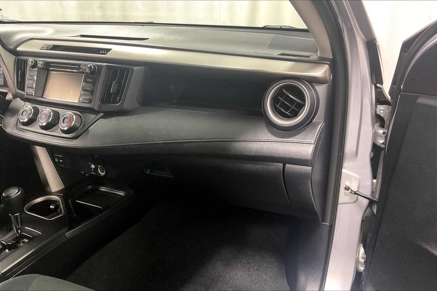 2017 Toyota RAV4 LE - Photo 12