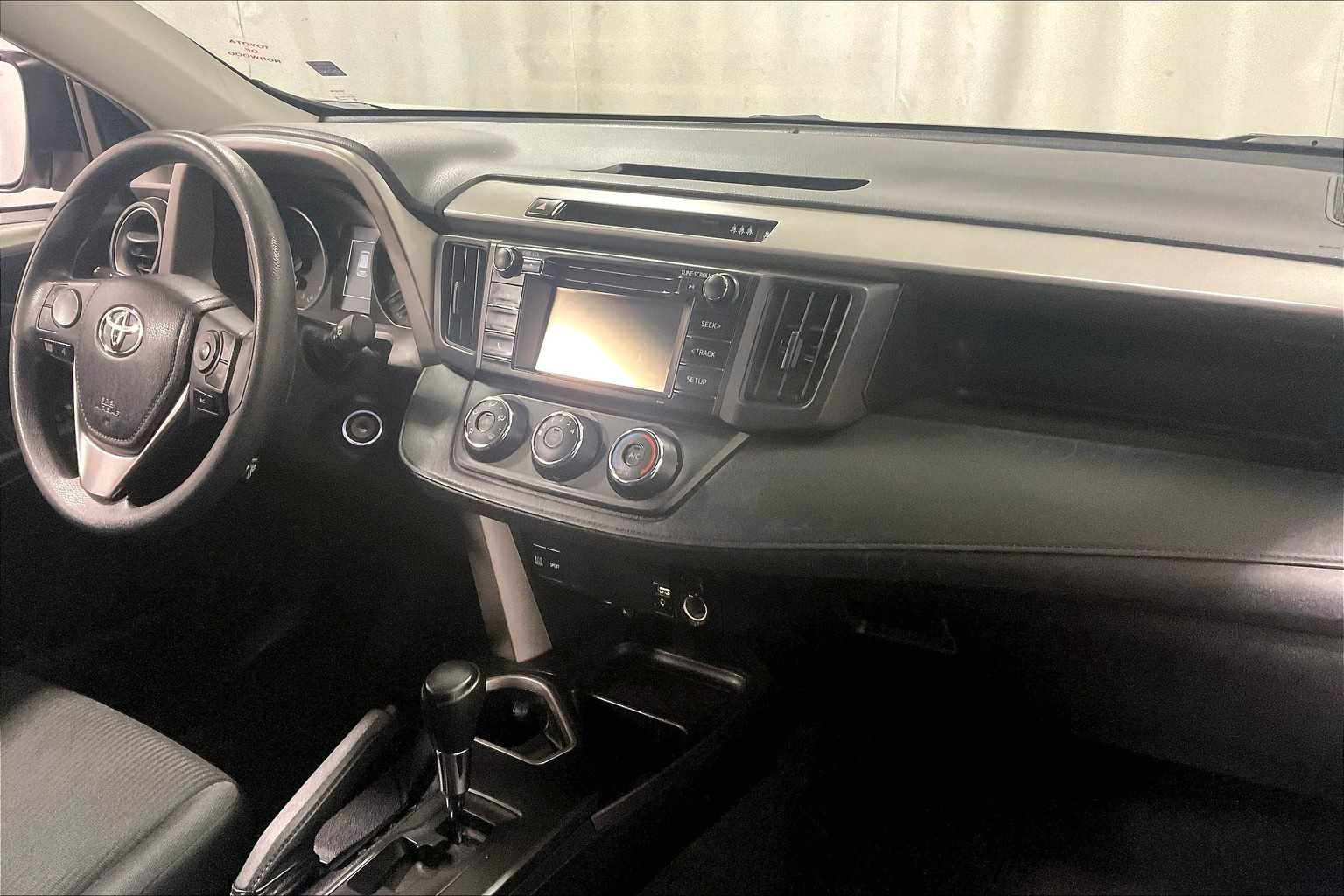 2017 Toyota RAV4 LE - Photo 13