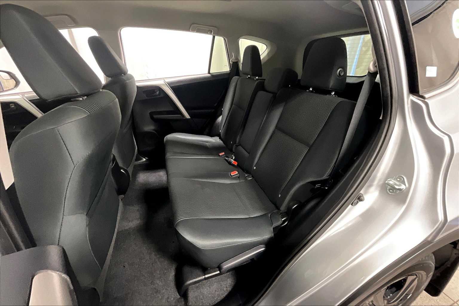 2017 Toyota RAV4 LE - Photo 14