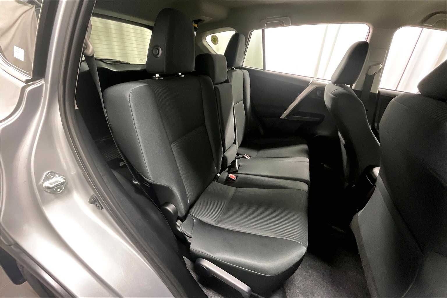 2017 Toyota RAV4 LE - Photo 15