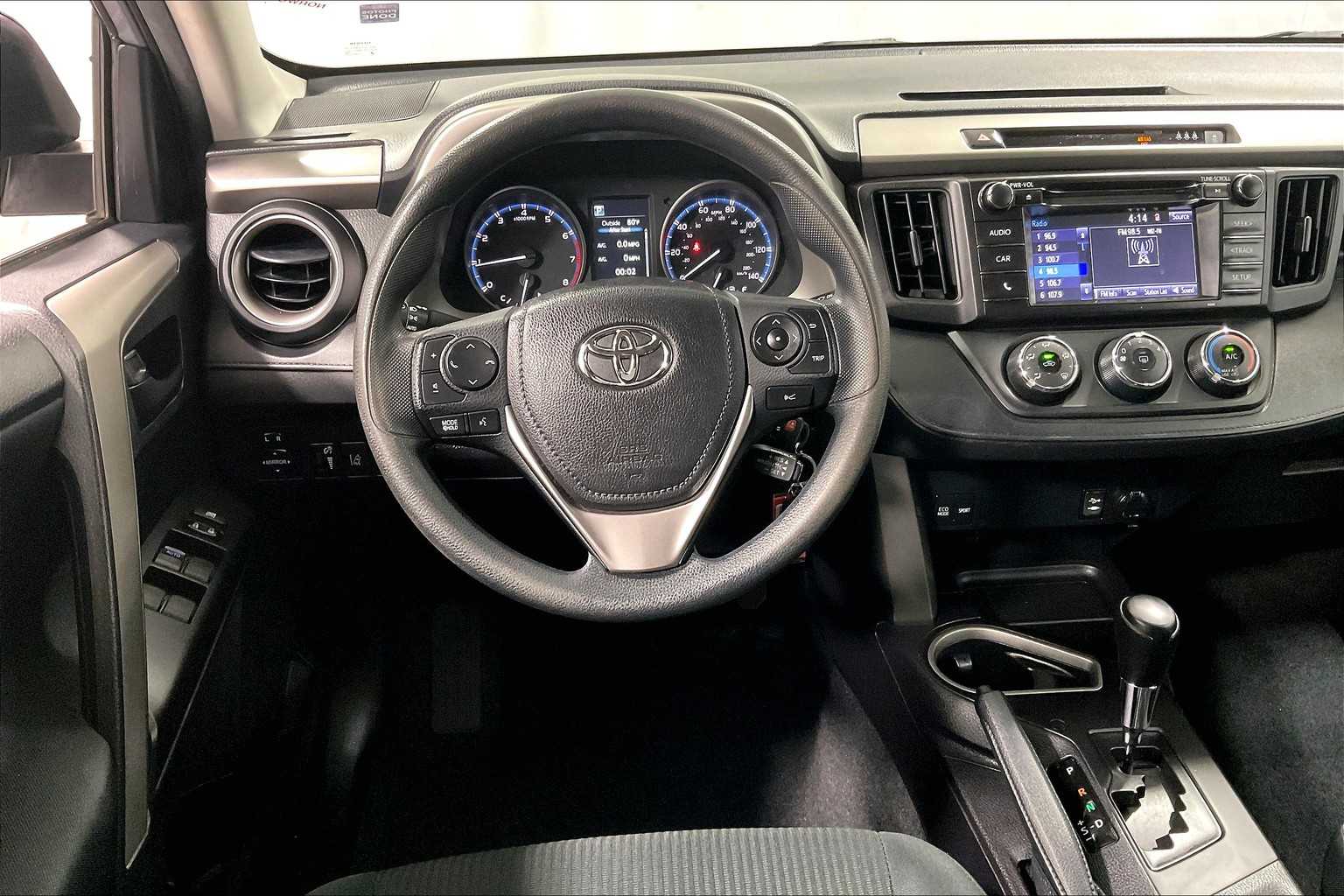 2017 Toyota RAV4 LE - Photo 17