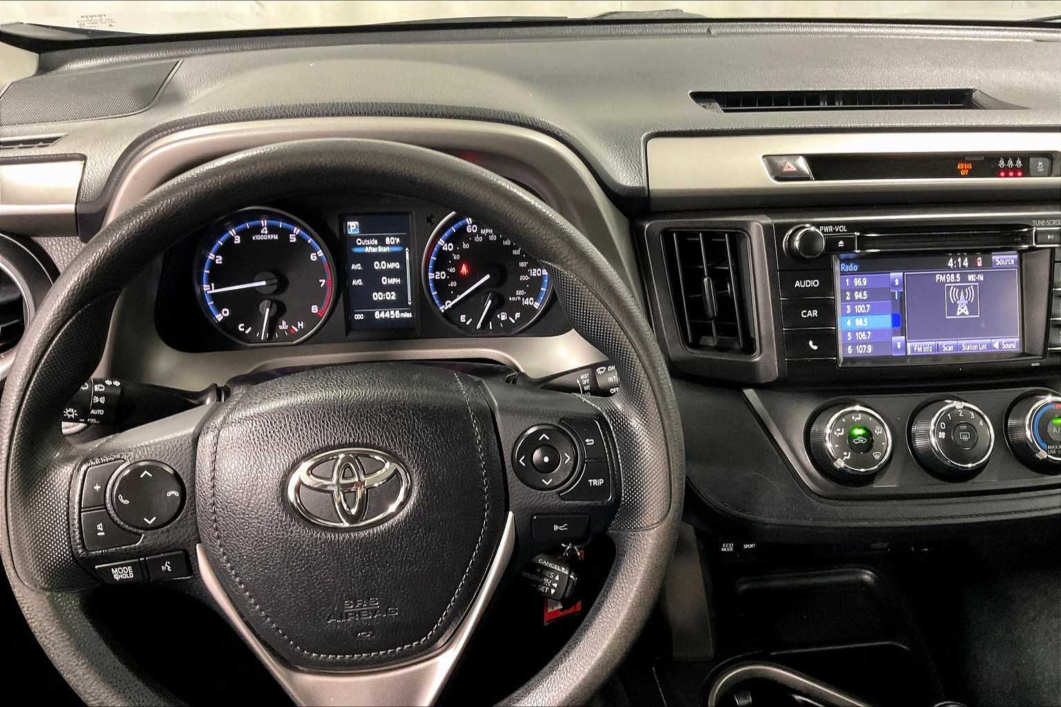 2017 Toyota RAV4 LE - Photo 18