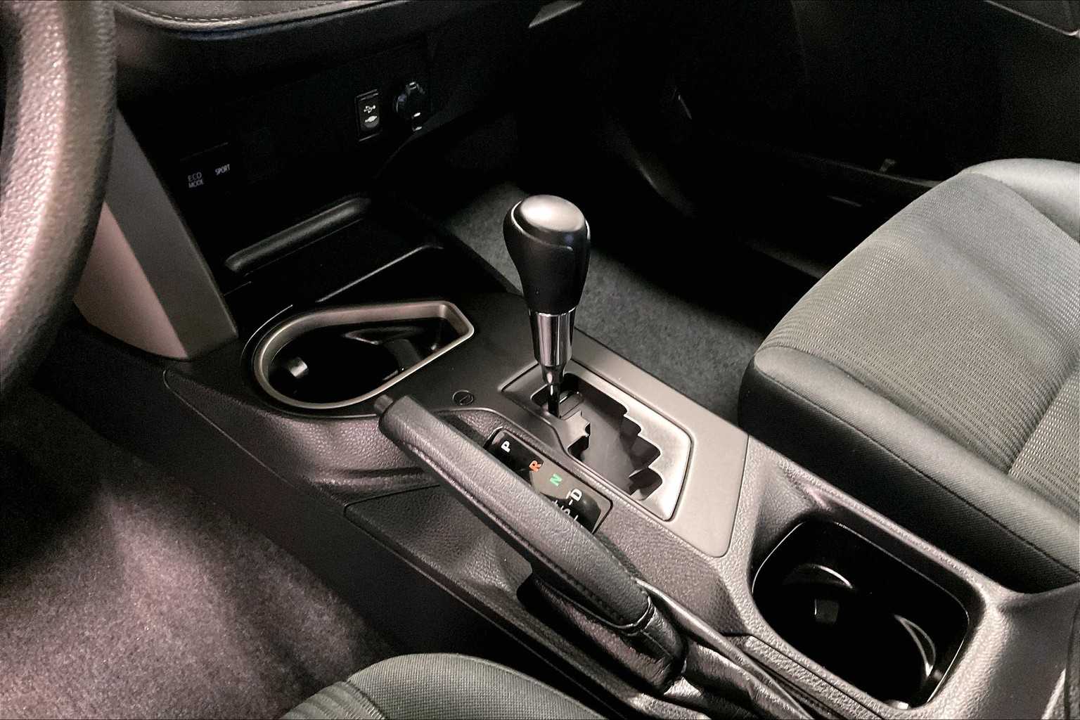 2017 Toyota RAV4 LE - Photo 20