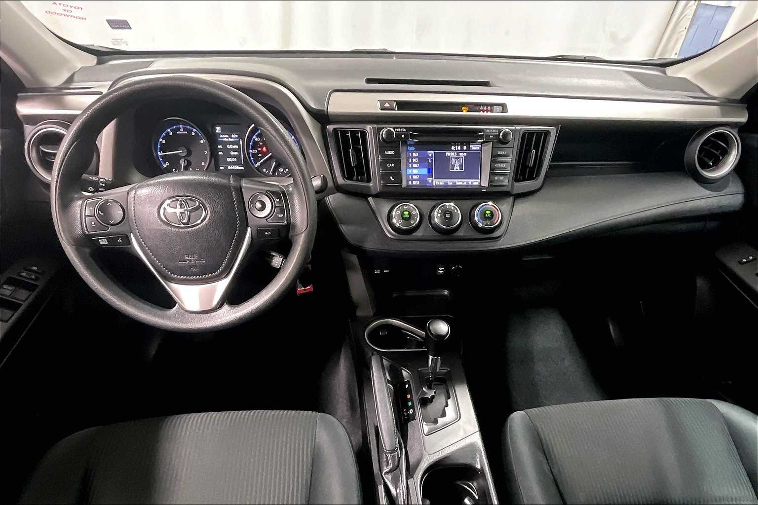 2017 Toyota RAV4 LE - Photo 21