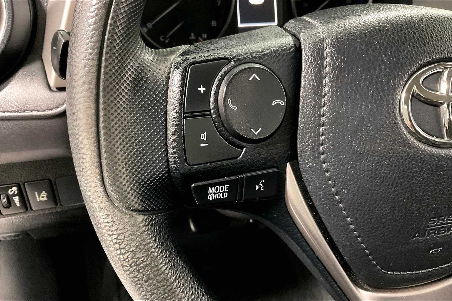 2017 Toyota RAV4 LE - Photo 22