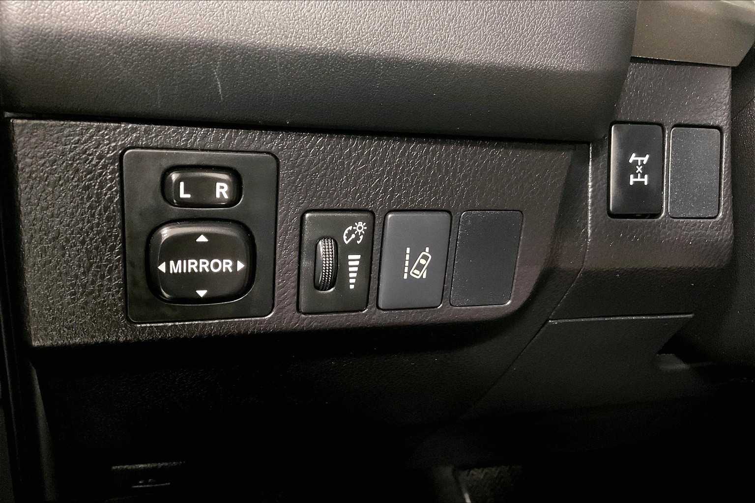 2017 Toyota RAV4 LE - Photo 25