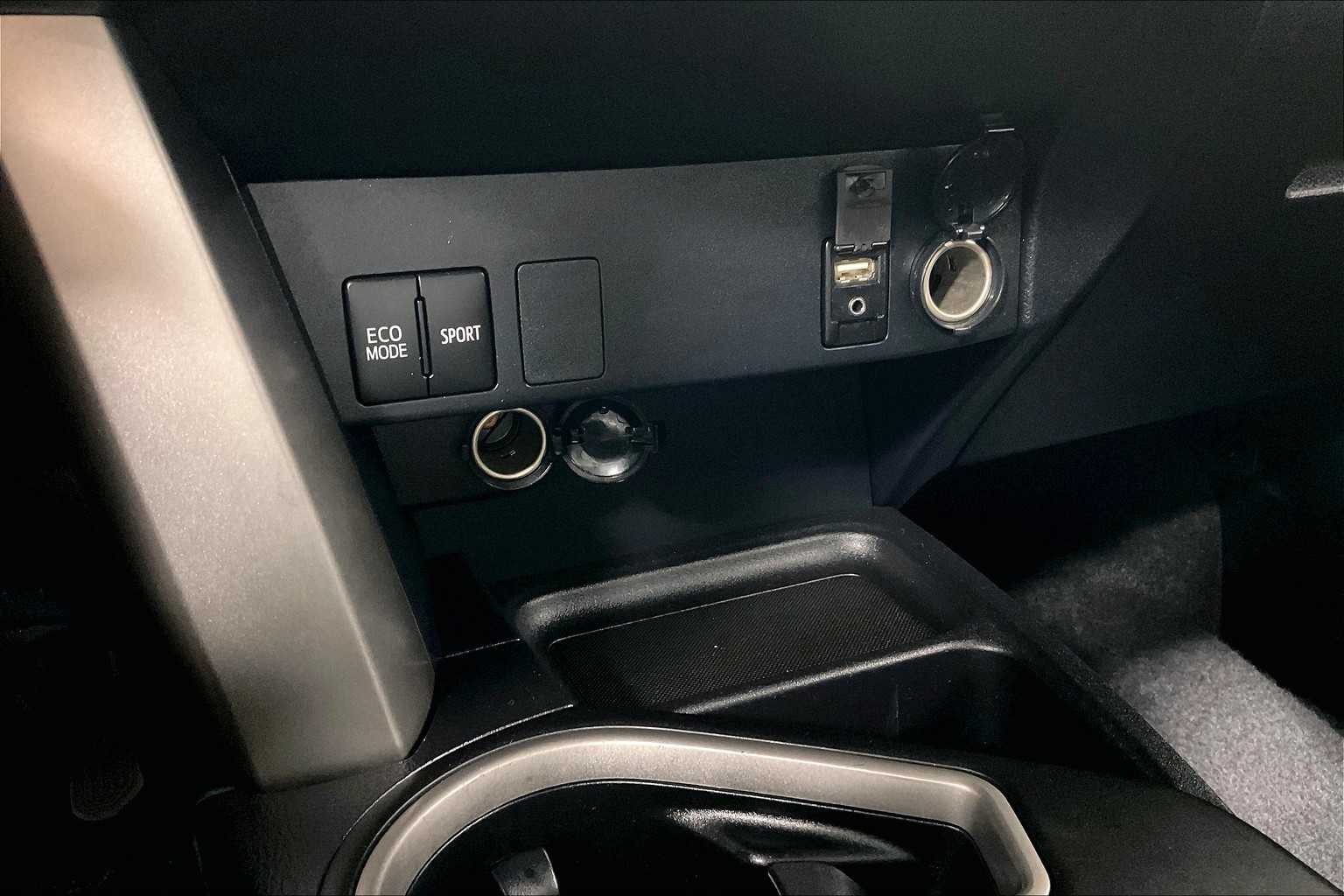 2017 Toyota RAV4 LE - Photo 26
