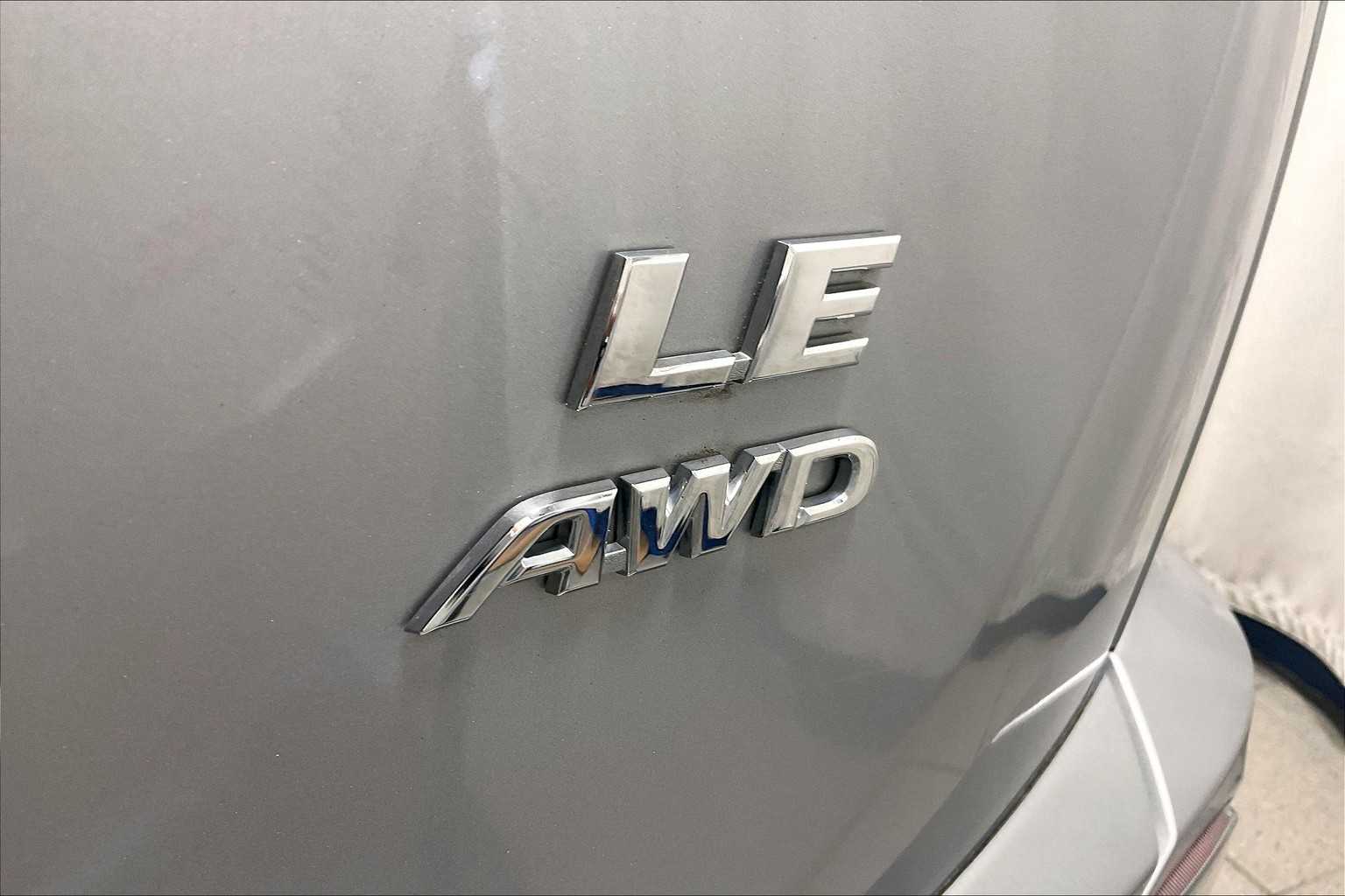 2017 Toyota RAV4 LE - Photo 28